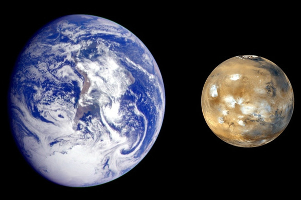 Mars má proti Zemi poloviční průměr. Může za to "nenažraný" Jupiter.