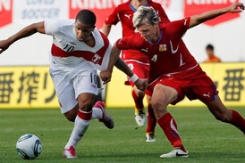 Obránce Jan Rajnoch (vpravo) při zápase s Peru.