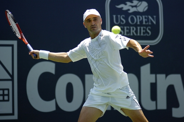 Tenisová legenda Andre Agassi se spolu s manželkou Steffi Grafovou představí v Praze na tenisové exhibici.