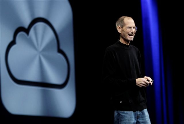 Steve Jobs se opět ukázal na veřejnosti, aby Apple lépe prodával.