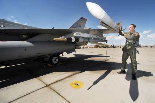 Vyzbrojování amerického letounu F-16.