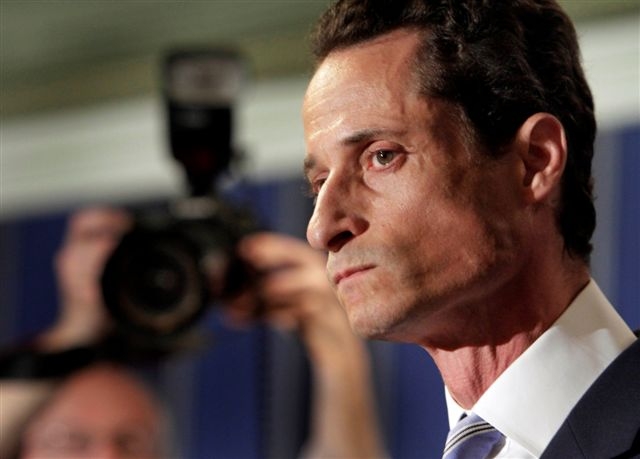 Zkroušený milovník "vtípků" na Twitteru Anthony Weiner. 