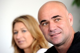 Andre Agassi sehraje v Praze exhibici s manželkou Steffi Grafovou (vlevo).
