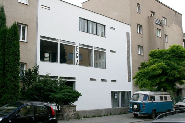 Otevření funkcionalistické kavárny Era se několikrát odsunulo.