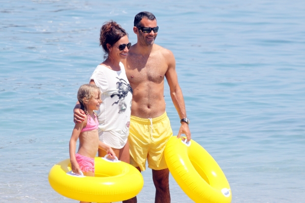 Ryan Giggs s manželkou Stacey na rodinné dovolené ve španělské Marbelle, kde se fotbalista vzpamatovává ze sexuálních skandálů.