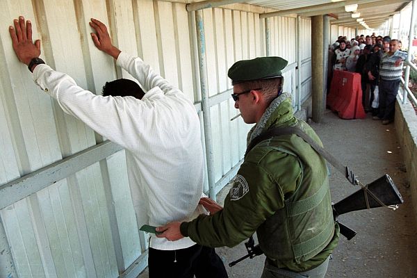 Omezení pohybu mezi palestinskými územími komplikují práci neziskovkám.