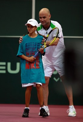 Andre Agassi vysílá místo sebe do hry podavače míčků.