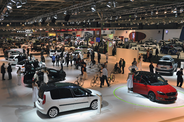 Autosalon v pozornosti motoristických fanoušků.