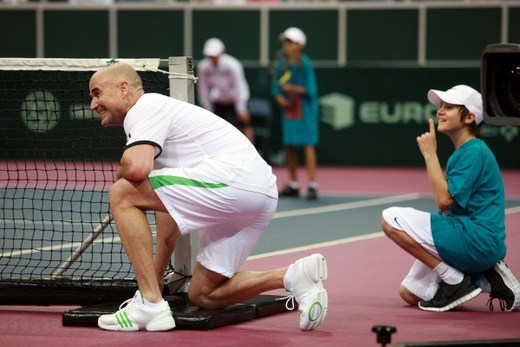 Andre Agassi v roli sběrače míčků.