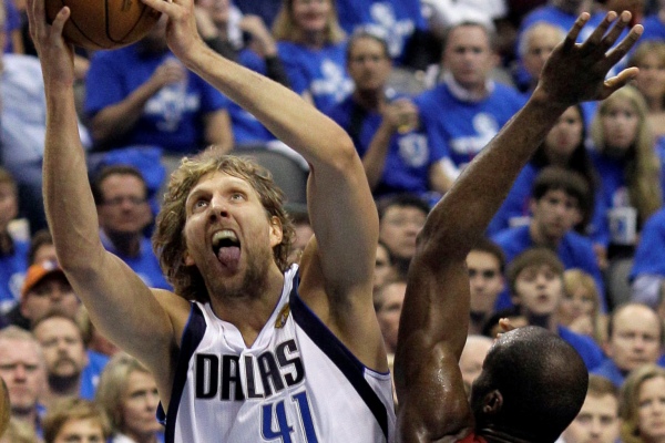 Dirk Novitzki útočí na koš ve 4. zápase finále NBA.