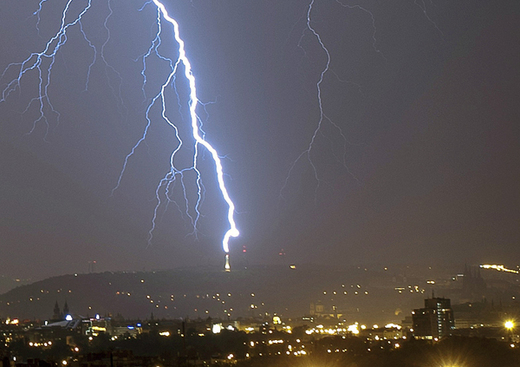 Blesk zasáhl 20. května Petřínskou rozhlednu v Praze.