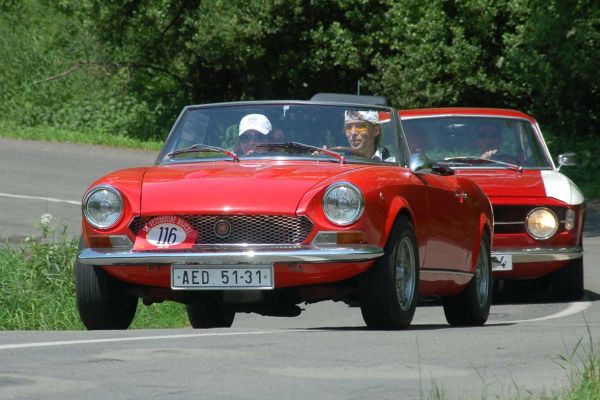 Na 120 historických vozů je přihlášeno na akci Veteránské rojení.