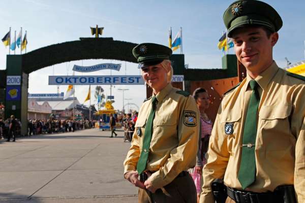 Policisté na pivním svátku Oktoberferst v Mnichově (2010). Policisté na pivním svátku Oktoberferst v Mnichově (2010).