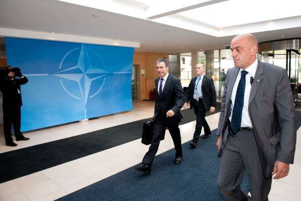 Ministři obrany zemí NATO přicházejí na schůzku o Libyi. Ministři obrany zemí NATO přicházejí na schůzku o Libyi.