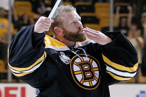 Bostonský hrdina Tim Thomas zdraví po vítězném zápase fanoušky.