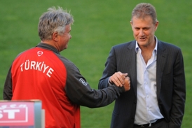 Guus Hiddink (vlevo) a prezident tureckého svazu Mahmut Ozgener.