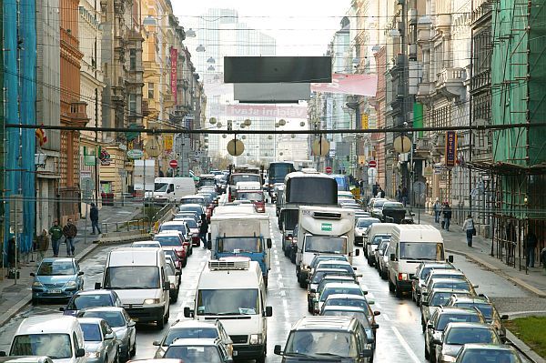 V pondělí možná nevyjedou vlaky ani autobusy či vozy MHD. Mnoho lidí se tak bude muset dopravovat vlastním vozem, nebo na cestu zapomenout. Čeká nás tedy zřejmě chaos (ilustrační foto).