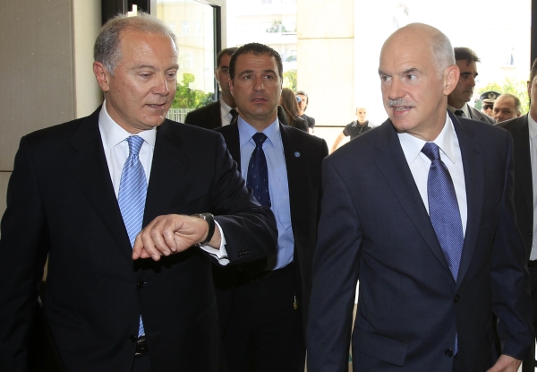 Řecký premiér George Papandreou (vpravo) a guvernér centrální banky Řecka George Provopoulos.