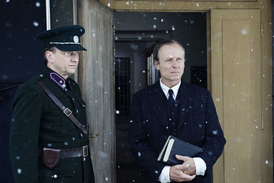 Ve snímku se blýskl také Karel Roden (vpravo).