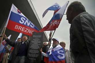 Výročí Trianonu roku 2010. Aktivisté SNS se svým šéfem Slotou v Komárně.