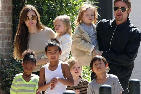 Angelina Jolie a Brad Pitt s dětmi, jejich vlastní potomci Vivienne, Shiloh a Knox jsou uprostřed.