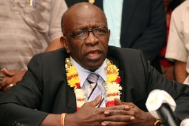 Jack Warner byl také suspendován.