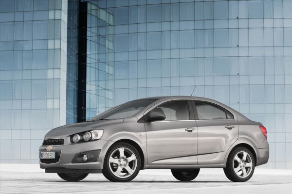 Premiérou týdne bylo uvedení inovovaného Chevroletu Aveo. Na snímku karosářská verze sedan.