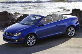 Teplé počasí zvýšilo zájem o kabriolety. Na snímku VW Eos.