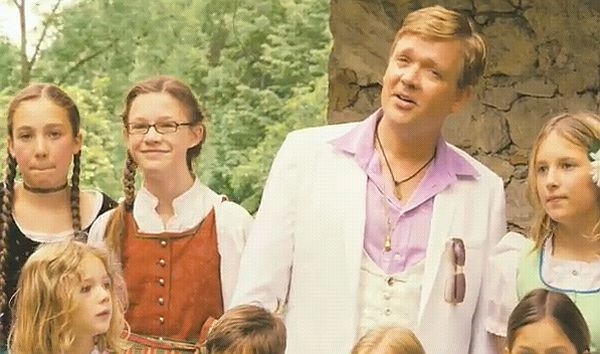 Německý zpěvák Bruce Bergers má rád děti. A taky párky.