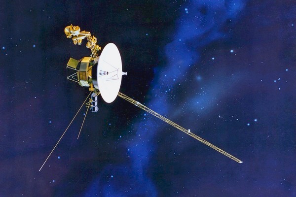 Sondy Voyager 1 a 2 se pohybují na okrajích sluneční soustavy.