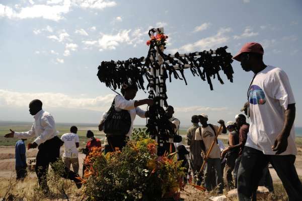 Tryzna za oběti zemětřesení. U Port-au-Prince v únoru 2010.