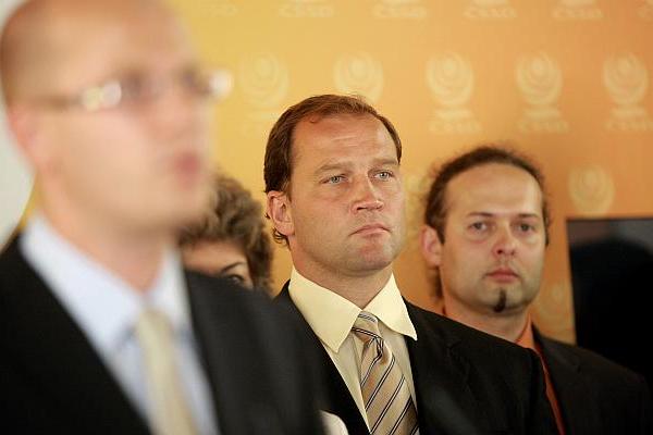 Poslanec sociální demokracie Jiří Šlégr (uprostřed).