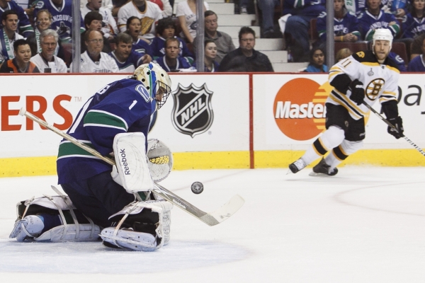 Roberto Luongo se oklepal z přídělů z Bostonu a přiblížil Vancouver Stanley Cupu.