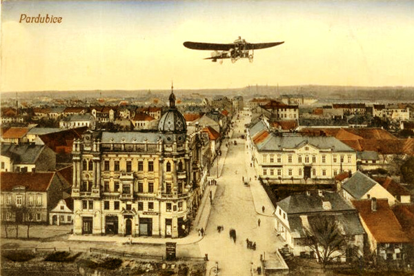 Jan Kašpar nad Pardubicemi, kam 11. června 1911 doletěl z Vysokého Mýta. Snímek ze sbírek Národního technického muzea. Jan Kašpar nad Pardubicemi, kam 11. června 1911 doletěl z Vysokého Mýta. Snímek ze sbírek Národního technického muzea.