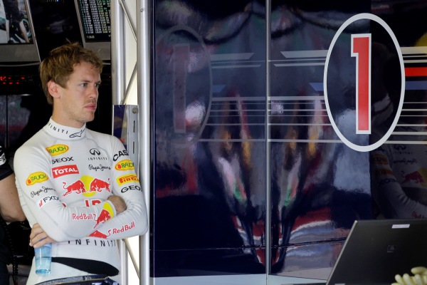 Sebastian Vettel musel v pátek sledovat, jak mechanici dávají do kupy jeho auto.