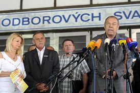 Odbory v pátek odpoledne oznámily, že v pondělí se bude stávkovat. Vpravo předseda Českomoravské konfederace odborových svazů Jaroslav Zavadil.