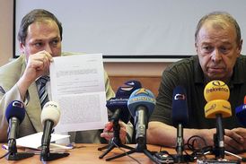 Odboráři v sobotu odpoledne ukazují novinářům předběžné rozhodnutí soudu rušící pondělní stávku.