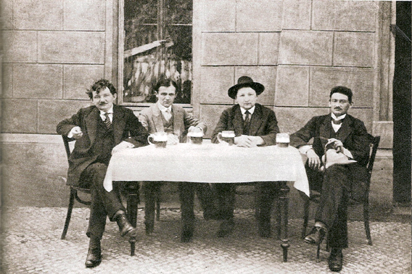 Spisovatel Jaroslav Hašek (s kloboukem), přesně před sto lety - 13. června 1911 - volební kandidát Strany mírného pokroku v mezích zákona. 