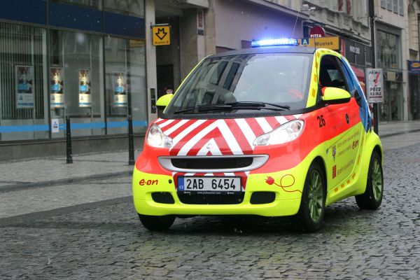 Elektromobil smart ed v roli záchranáře. Elektromobil smart ed v roli záchranáře.