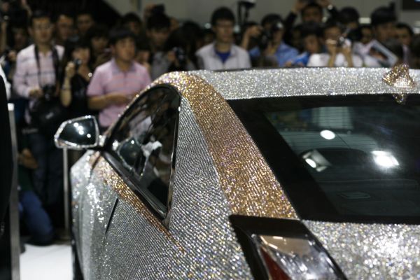 Celkem 350 tisíc drahých kamenů je na karoserii cadillacu. Celkem 350 tisíc drahých kamenů je na karoserii cadillacu.