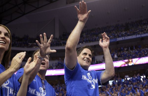 Mark Cuban (vpravo). Mark Cuban (vpravo).