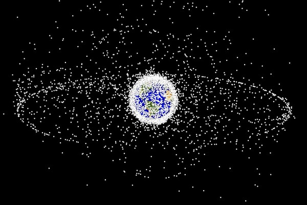 Kosmické smetí ohrožuje satelity na různých oběžných drahách i Mezinárodní vesmírnou stanici.