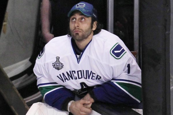 Brankář Roberto Luongo po dalším brankovém přídělu v Bostonu na lavičce Vancouveru.