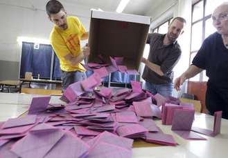 Sčítání hlasů v referendu, které se Berslusconiho média snažila utajit.