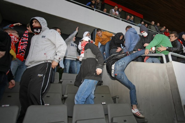 Řádění fanoušků Slavie při domácím pohárovém utkání s Olomoucí. Řádění fanoušků Slavie při domácím pohárovém utkání s Olomoucí.