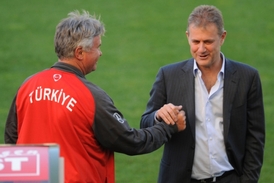 Guus Hiddink (vlevo) a prezident tureckého svazu Mahmut Ozgener.