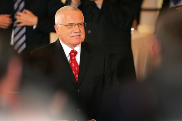Prezident se rozhodl zrušit svou narozeninovou oslavu. Prezident se rozhodl zrušit svou narozeninovou oslavu.