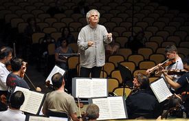 Simon Rattle na zkoušce orchestru.