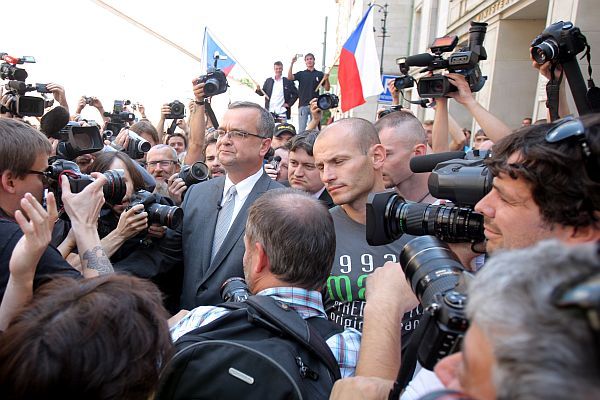 Ministr Kalousek se pokoušel promluvit k odborářům. Marně. Ministr Kalousek se pokoušel promluvit k odborářům. Marně.