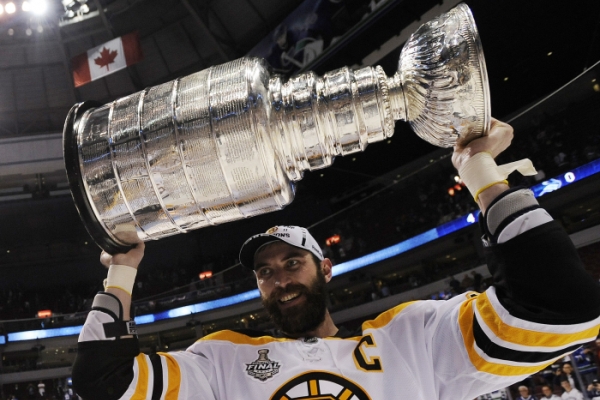 Bostonský kapitán Zdeno Chára se slavným Stanley Cupem. Bostonský kapitán Zdeno Chára se slavným Stanley Cupem.